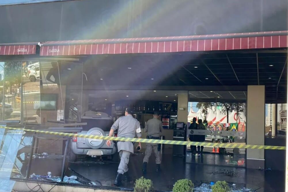 Cerca de 11 pessoas ficam feridas após carro invadir restaurante, em Goiânia