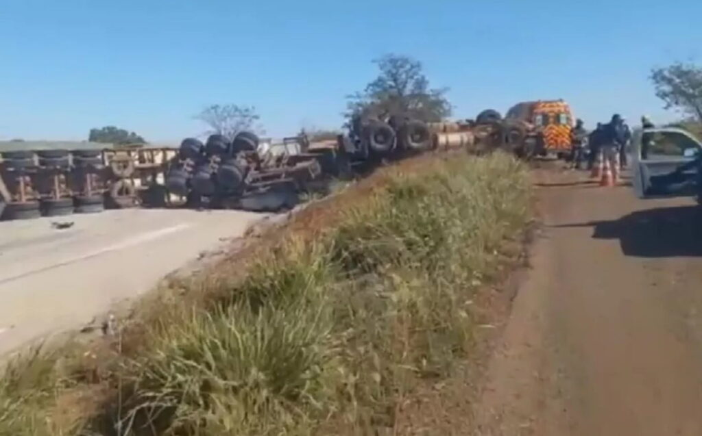 Motorista morre após acidente envolvendo dois caminhões, em Rio Verde