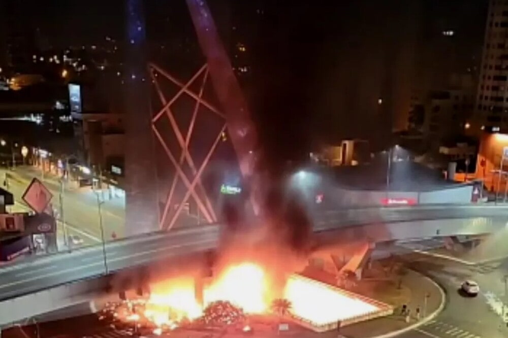 Trânsito na Avenida T-63 é interditado após viaduto pegar fogo, em Goiânia