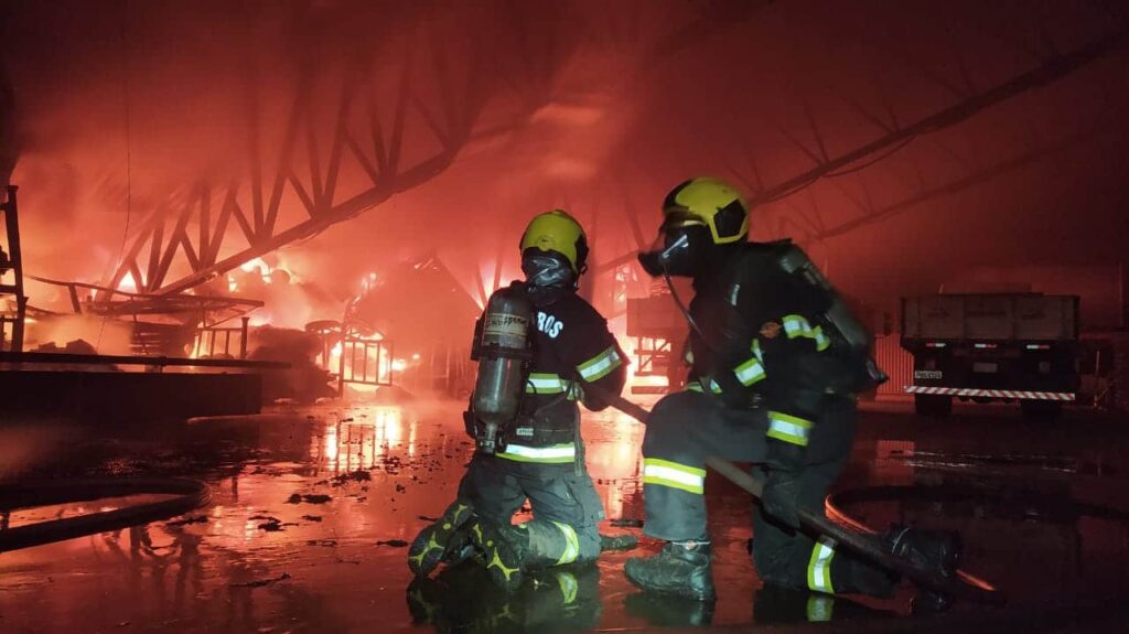 Bar em Goiânia fica destruído após incêndio; veja vídeo