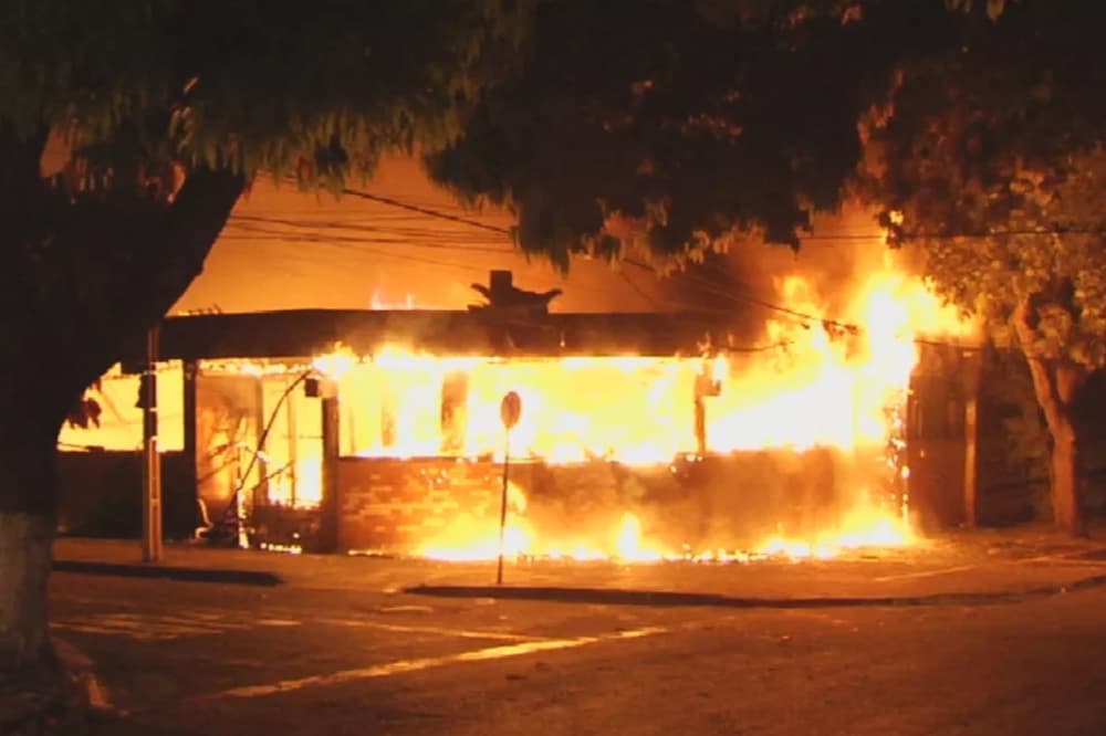 Bar em Goiânia fica destruído após incêndio; veja vídeo