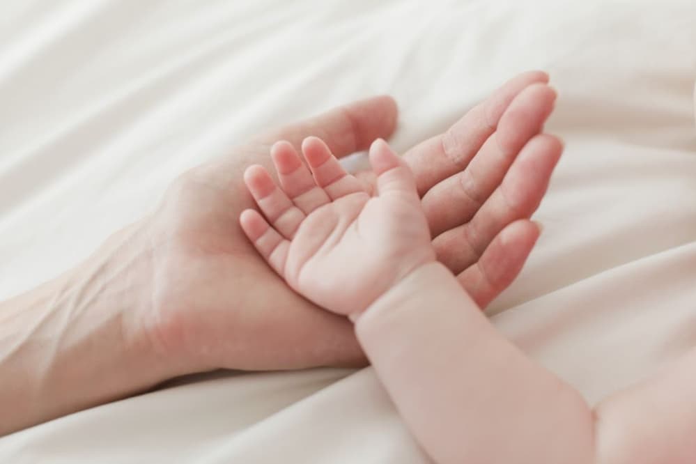 Bebê de 9 meses deve doar medula para salvar  irmão de 8 anos com anemia falciforme
