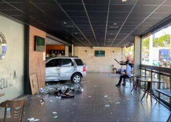 Carro que invadiu restaurante de Goiânia causou queimaduras nas vítimas