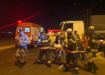 Colisão entre ônibus escolar e carreta deixa 27 feridos, em Itumbiara