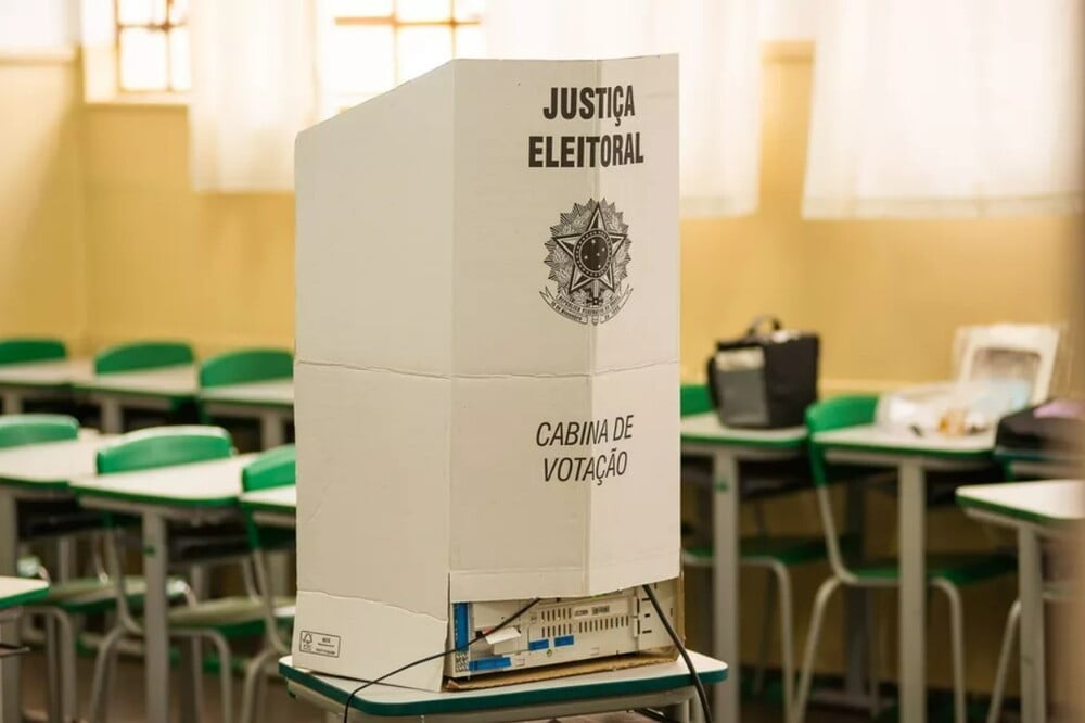 Eleições 2022: levar celular para a cabine de votação vira crime eleitoral