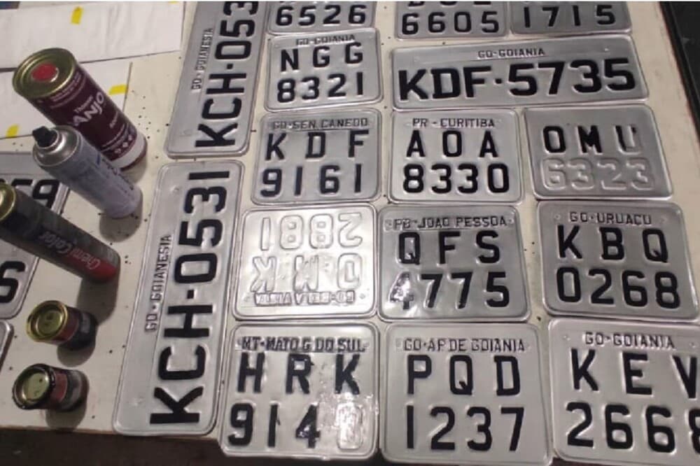 Fábrica clandestina de placas automotivas é interditada pela PM, em Goiânia