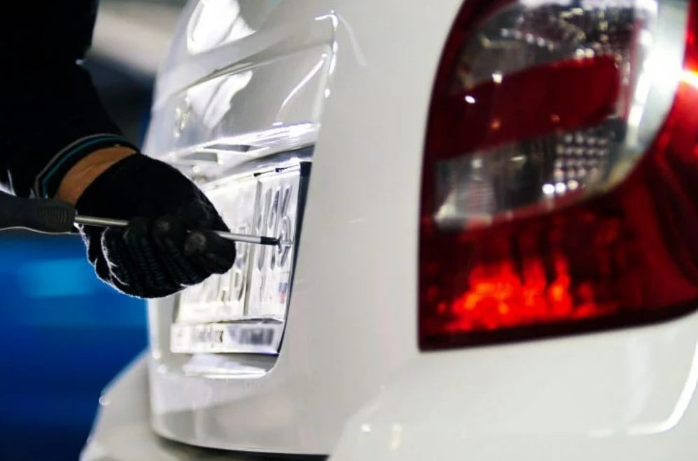 Fábrica clandestina de placas automotivas é interditada pela PM, em Goiânia