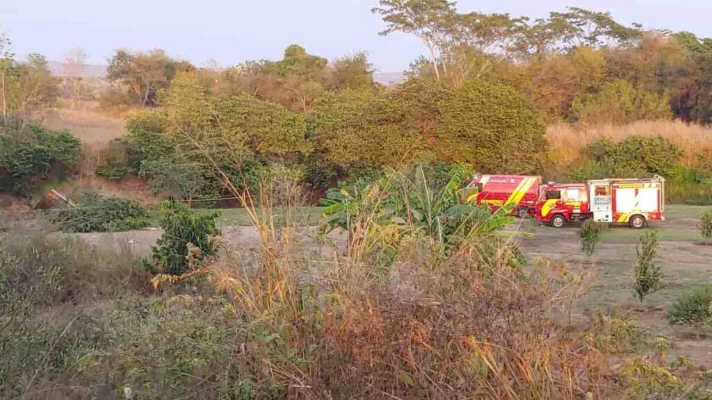 Motorista de caminhão-guincho morre após cair no Rio dos Bois na BR-060, em Cezarina
