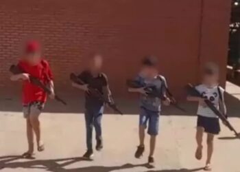 Diretora de escola onde crianças empunham réplicas de armas é exonerada