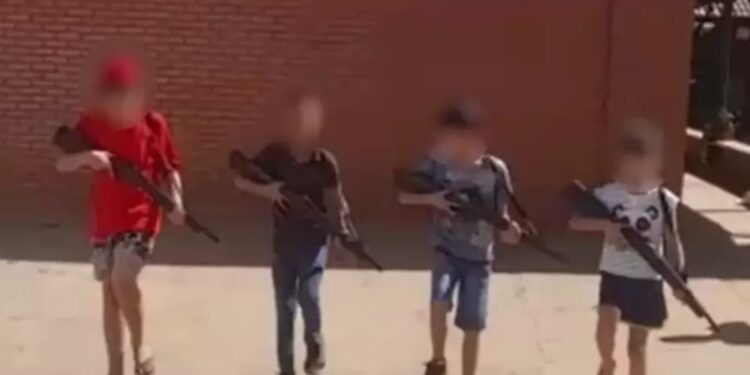 Diretora de escola onde crianças empunham réplicas de armas é exonerada