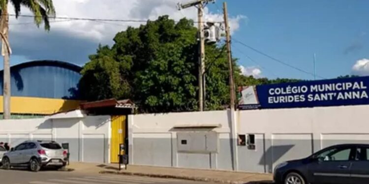 Jovem armado invade escola, atira contra alunos e mata estudante na Bahia