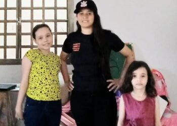 Mãe confessa à polícia que envenenou, afogou e esfaqueou filhas, em Edéia