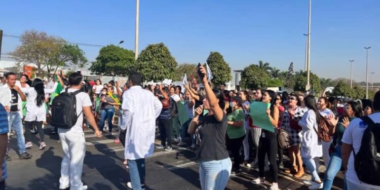 Profissionais de enfermagem fazem protesto em Goiânia contra suspensão do piso salarial