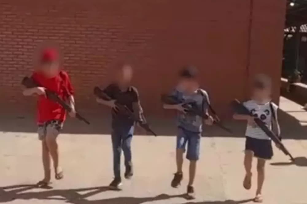 Secretaria apura caso onde crianças marcham com réplicas de fuzis em escola, em Goiás