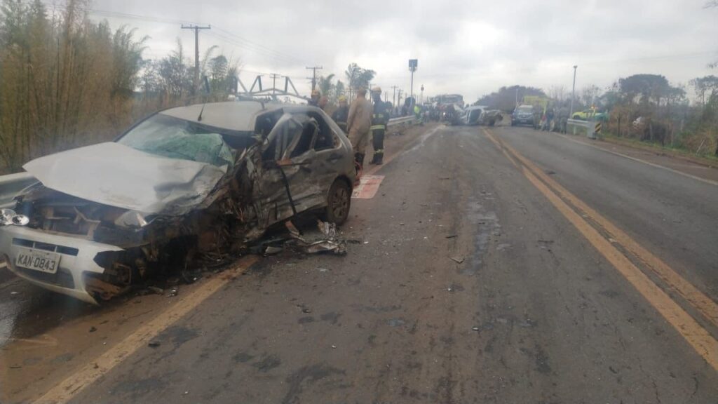 Acidente entre dois carros e viatura da PM deixa um morto na BR-414, em Anápolis