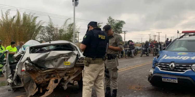 Acidente entre dois carros e viatura da PM deixa um morto na BR-414, em Anápolis