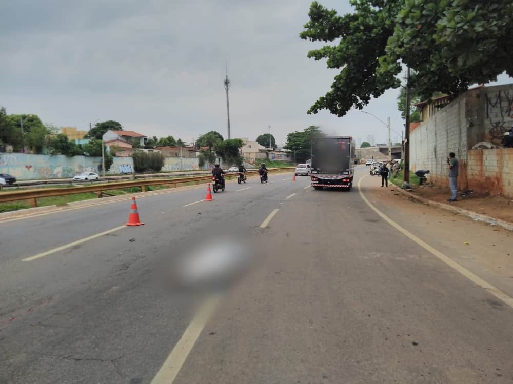 Homem morre após ser atropelado por caminhão na Marginal Botafogo