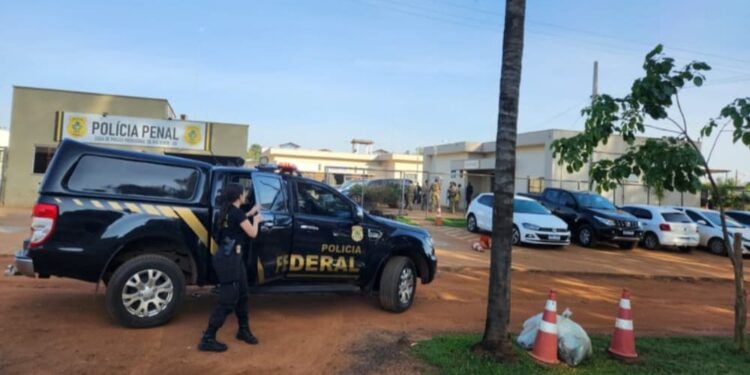 PF cumpre mandados contra suspeitos de comandar distribuição de dinheiro falso de dentro de presídio em Goiás 