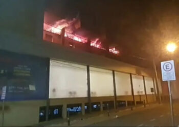 Vídeo: incêndio de grandes proporções atinge supermercado em Goiânia