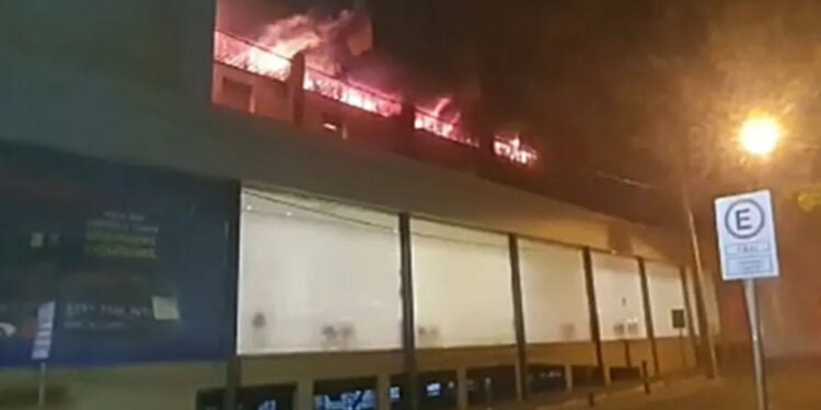 Vídeo: incêndio de grandes proporções atinge supermercado em Goiânia