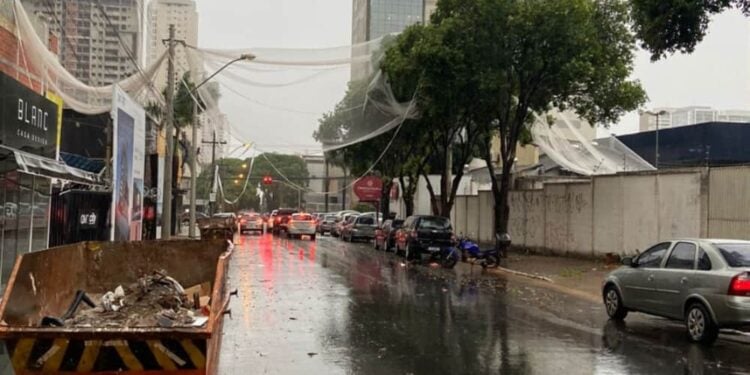 Forte chuva em Goiânia causa vários estragos e deixa bairros sem energia