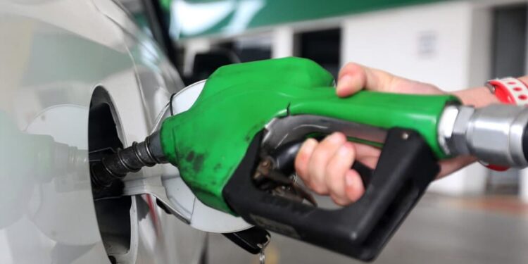 Gasolina sobe pela quinta semana seguida e passa de R$ 5 nos postos, diz ANP