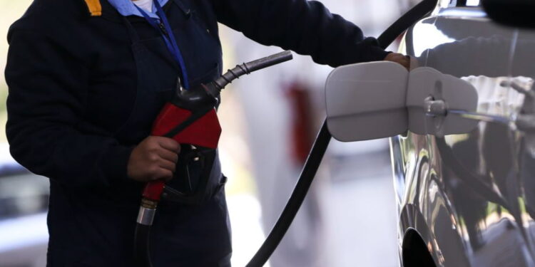 Gasolina tem alta pela terceira semana seguida, diz ANP