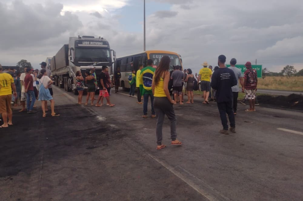 Justiça determina que apoiadores de Bolsonaro liberem rodovias em Goiás