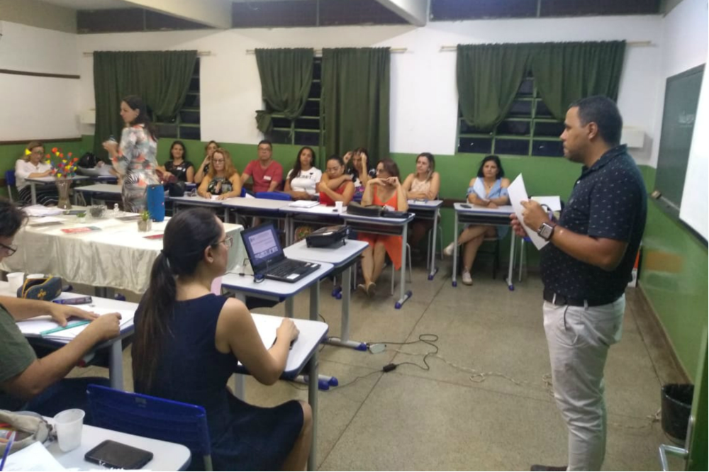 Professores da rede municipal de Goiânia denunciam desmonte do EJA