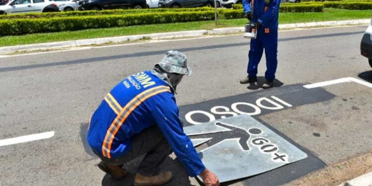Sancionada lei que altera símbolo de idoso em placas de trânsito de Goiânia