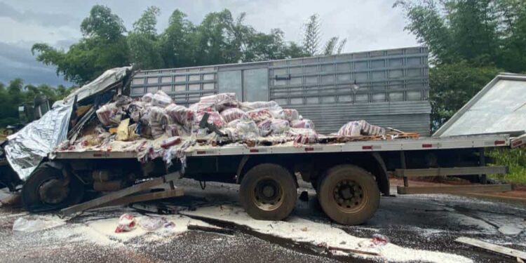 Acidente entre caminhões deixa um morto e dois feridos na BR-452, em Bom Jesus de Goiás