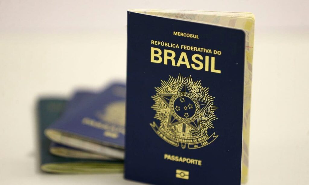 Após mais de 20 dias de suspensão, fila de emissão de passaporte passa de 108 mil pessoas