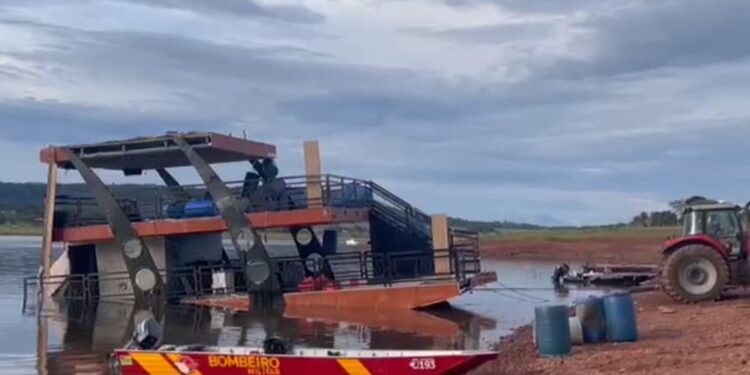 Bombeiros resgatam embarcação que naufragou em Buriti Alegre; veja vídeo