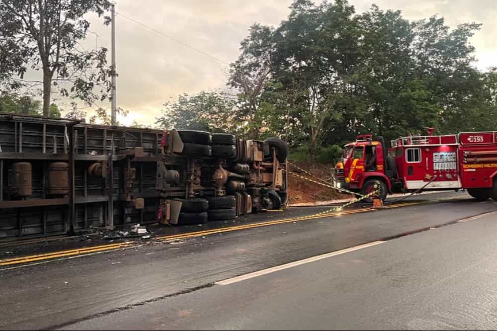 Caminhão tomba e pega fogo na GO-060, próximo a São Luís de Montes Belos