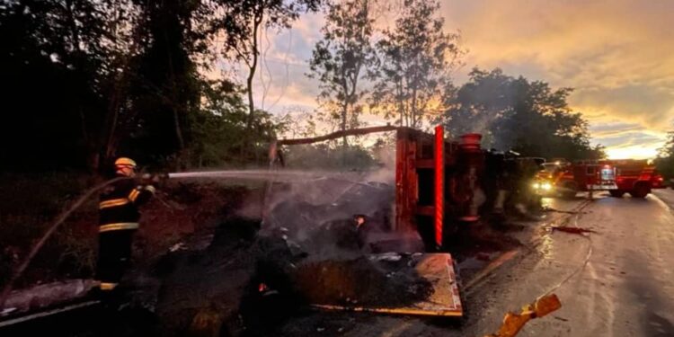 Caminhão tomba e pega fogo na GO-060, próximo a São Luís de Montes Belos