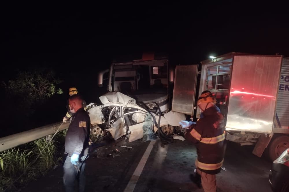 Colisão entre dois carros e um ônibus deixa cinco mortos na BR-020