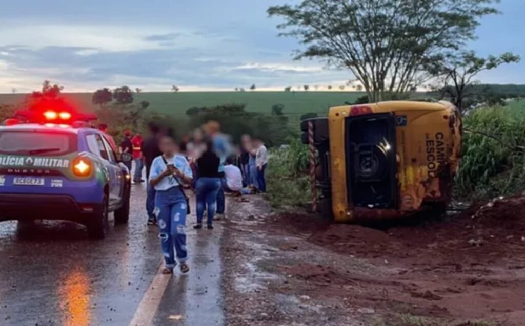 Ônibus escolar capota e deixa 13 feridos na GO-164, em Quirinópolis