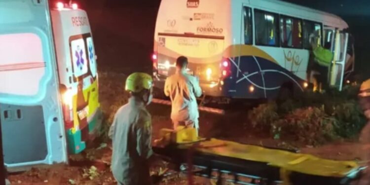 Acidente com ônibus deixa seis pessoas feridas na BR-080, em Uruaçu