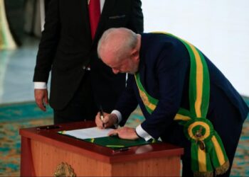 Armas, sigilo e meio ambiente: saiba quais foram os primeiros atos assinados por Lula