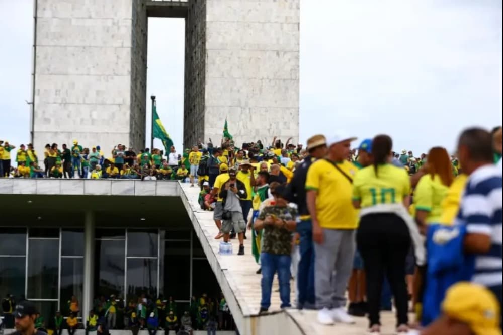Ataques em Brasília: PF cumpre mandados de prisão em Goiás e mais 5 estados