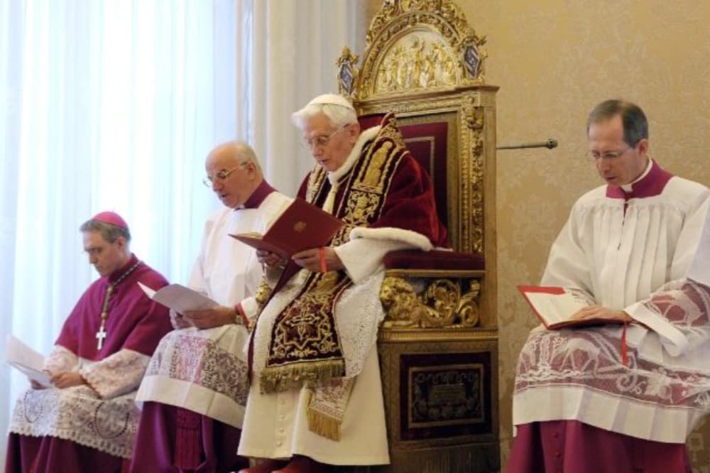 Fiéis homenageiam o Papa emérito Bento XVI na Basílica de São Pedro