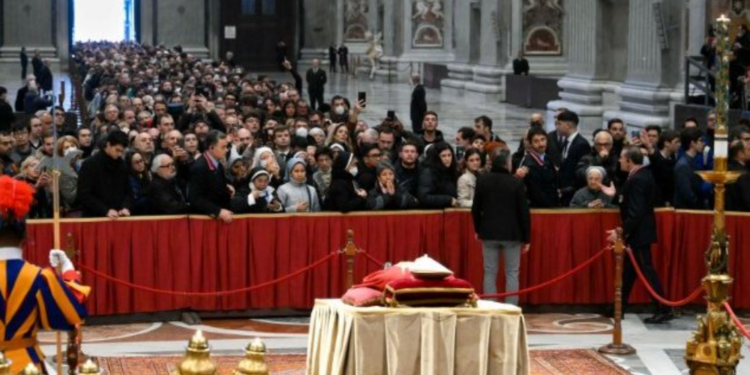 Fiéis homenageiam o Papa emérito Bento XVI na Basílica de São Pedro