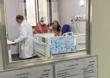 Gêmeas siamesas: Heloá passa por transfusão de sangue; Valentina segue com epilepsia