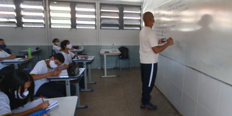 Goiás diz que fará análises para viabilizar aumento de 15% no piso dos professores