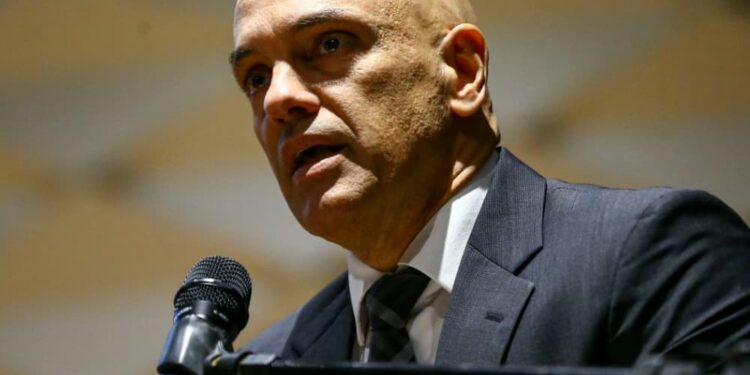 Moraes abre inquérito contra governador afastado e ex-secretário do DF