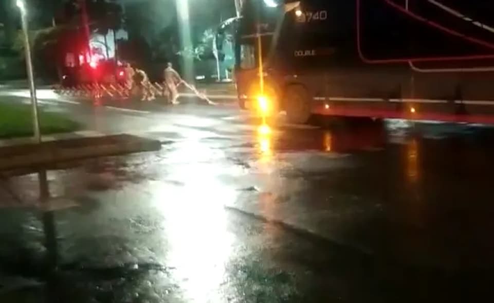 Ônibus que voltavam de atos antidemocráticos em Brasília são apreendidos em Goiás