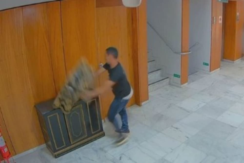 Vândalo que destruiu relógio do século XVII, no Planalto, é preso em MG