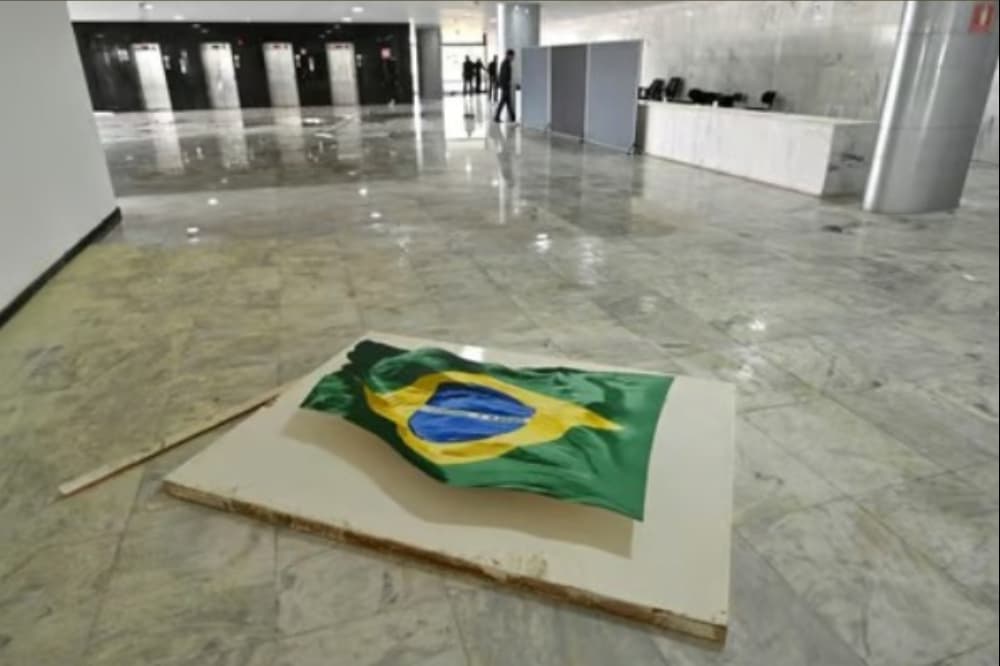 Vândalos destruíram parte de acervo artístico e arquitetônico, em Brasília