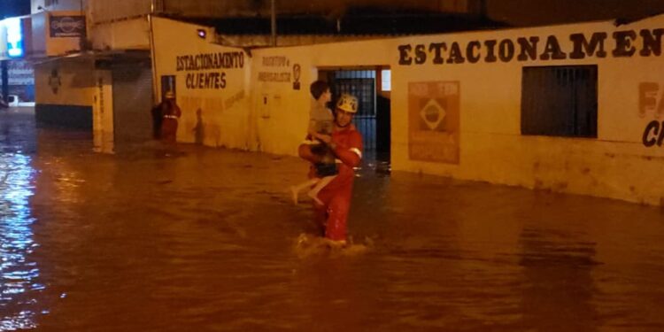 Chuva deixa ruas alagadas, veículos submersos e pessoas ilhadas, em Anápolis