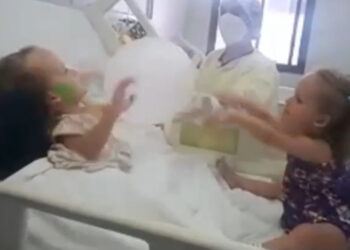 Em vídeo, gêmeas siamesas aparecem brincando em hospital: "seguem evoluindo"